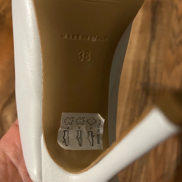 Le Chateau White Peep Toe Heels - Picture 3 of 3